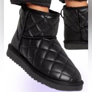 Vegan Leather Comfy cozy fur lined ankle bootie Sz 9